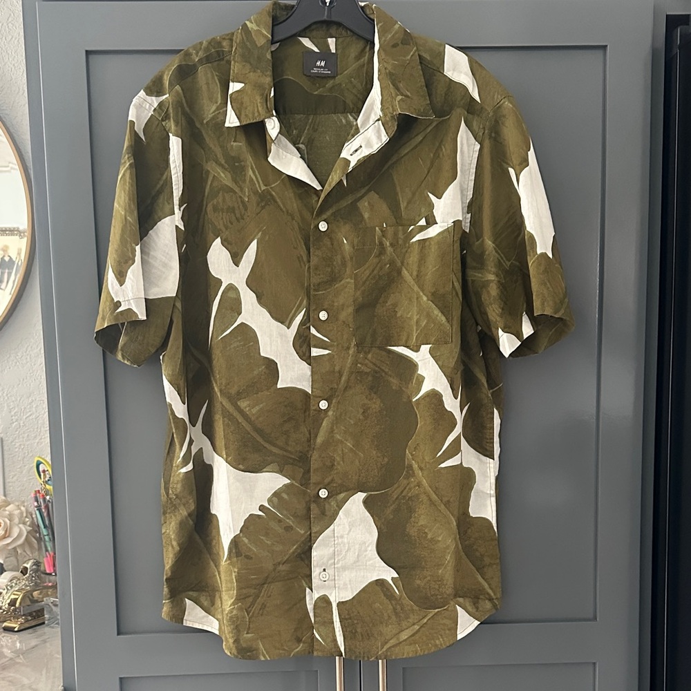 H&M Olive and White Leaf Pattern Men’s Shirt